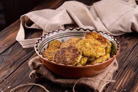 Dividete la verza a metà 1, tagliatela a striscioline 2 e sciacquatela sotto l'acqua corrente. Le Polpette Di Verza Comfort Food A Bocconi La Cucina Italiana
