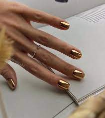 Маникюр с эффектом металлик: 7 лучших дизайнов ногтей на осень 2022 |  theGirl