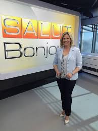 If someone my age (early 20s) were to say bonjour to me, would it be rude/awkward to respond with salut? Salut Bonjour 1988