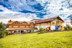 Bedeutend besser ist ein ferienhaus geeignet, das über ein eingezäuntes grundstück verfügt und sich bestenfalls in alleinlage befindet. 12 Hundehotels Mit Eingezaunter Garten Hunde Hotels Com