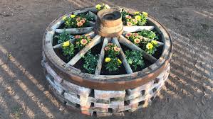 Hochbeet Aus Backstein Mit Altem Wagenrad Vorgarten Garten Hochbeet Vorgarten Modern