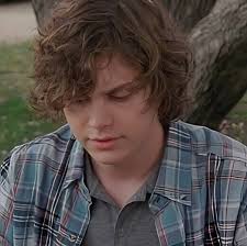 Cosas bonitas de Evan Peters para compartir