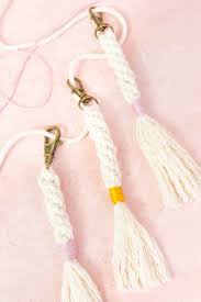 Heute zeige ich euch die ich könnte mir auch gut bunte bänder vorstellen und mit textilmarkern könnt ihr ganz muster malen. Schlusselanhanger Basteln 5 Minuten Diy Ars Textura Diy Blog
