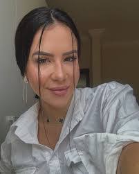 Ester Fernandes's Instagram, Twitter & Facebook