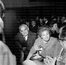 Escritora italiana nacida en florencia. Moravia E Dacia Maraini Alla Prima Del Film La Parmigiana Archivio Storico Istituto Luce