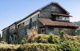 田舎で見た物 西宗の木造校舎 工場として使用中 トヨタ スプリンタートレノ 校舎 木造 建築