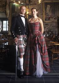 Fanno parte del folklore e dell'immaginario scozzese anche i castelli, con relative presenze. Scottish Plaid Wedding Dress Kilt Scozzese Idee Vestito Kilt