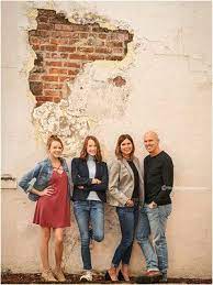 Have You Always Dreamed Of A Pinterest Worthy Family Portrait But Wondered How To Make The Magic Happen For Yo Family Portraits Family Photo Pose Family Posing