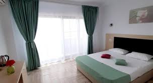 Gazonul si terasa din fata pensiunii ofera un spatiu de relaxare, cu sezlonguri. Vila Ryanna Beach Eforie Nord Booking Deals Photos Reviews