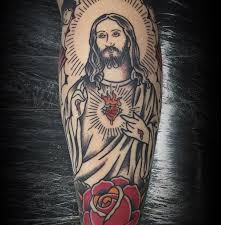 O nosso compromisso é formar homens e mulheres capazes de ver claro, de refletir sobre o que vêem, de ouvir com discernimento os apelos e ajudar a inventar um futuro mais. Tatuagem Religiosa 70 Ideias Para Demonstrar Sua Fe Dicas De Mulheres