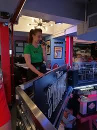 Force est de reconnaître que le sénateur du texas fait montre en tout cas d'un dad style parfaitement archétypal. C Est Parti Pour Le Show Picture Of Ellen S Stardust Diner New York City Tripadvisor