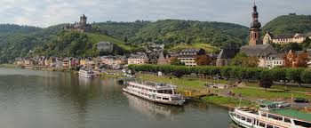 Die cochemer altstadt die zahlreichen gut erhaltenen reste der historischen stadtmauer mit ihren alten befestigungswerken zeugen noch heute von der belebten vergangenheit cochems, wie das enderttor mit der ehemaligen torwächterwohnung, der wehrturm mit dem balduinstor und das martinstor mit wehrgang und einem der fußwege zur reichsburg. Cochemer Spezialitaten Bauer Cochem Mosel Cochem Germany