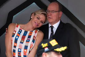 La jeune maman affiche une silhouette parfaite après une grossesse gemellaire, donc une prise de poids conséquente. La Princesse Charlene Complice Avec Albert Ii Au 76e Grand Prix De Monaco