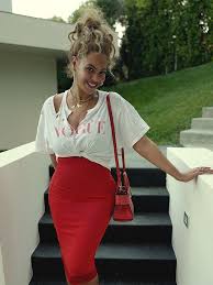 The stunning photos — which the star took in miami — document the first short haircut that the singer has had since she her angled bob in. Beyonce Just Got A Wavy Blonde Lob Haircut Allure