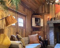 Hunting cabins can be a far off dream for many and a near term reality for some. Hunting Cabin With Amber Von Wooden Wall Design Herstellerreferenzen