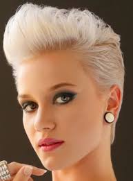 La moda dei capelli rasati ai lati sta avendo un enorme successo negli ultimi anni. Taglio Capelli Corti Ai Lati E Lunghi Sopra Alla Mohawk