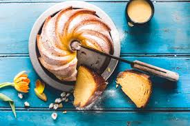 Omas Eierlikorkuchen Ist Ein Besonderer Ihre Geheimzutat Ol Statt Butter Nur So Wird Er Richtig Schon Saftig U Eierlikorkuchen Eierlikorkuchen Mit Ol Kuchen