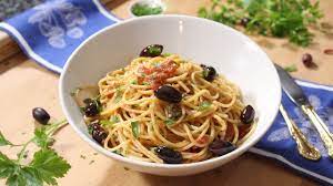 Voor 4 personen 4 eetlepels extra vergine olijfolie 2 tenen knoflook, fijngehakt 2 eetlepels fijngehakte peterselie 6 grote rijpe tomaten, ontveld en kleingesneden zout, naar smaak versgemalen zwarte peper 2 eetlepels grof zeezout 500 gram spaghetti. Spaghetti Al Tonno Recipe Spaghetti With Tuna Youtube