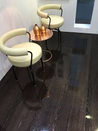 Vinylböden bestehen aus kunststoff und sind pflegeleicht sowie strapazierfähig. Kahrs Parkett In Schwarz Hochglanz Raumausstatter Rademann Kiel Blackandwhite Bodenbelag Teppich Verlegen Geilerboden Bodenbelag Designbelag Mobel