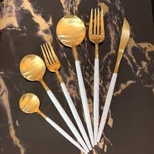 Ürünlerin üstünde yemek kalıntıları ile bekletilmesi, ürünleri yemek kalıntılarında bulunan farklı asit ve tuz karışımlarının olumsuz etkilerine de maruz bırakır. En Uygun Fiyatli 6 Kisilik Catal Kasik Bicak Takimlari Urunleri