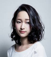黒髪ミディアムの女性にオススメお洒落なストレート巻き方アレンジ