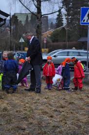 Noen har også vært kreative med de økonomiske redningspakker. Rusken Ordforer Fabian Stang Plukker Soppel Med Barn Fra Facebook