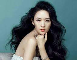 都說世界上沒有兩片完全相同的樹葉 但卻似乎…有完全相同的臉？ 在看到倪妮和木子洋時 我真的被自己驚到了 這確定不是同一個人換了一套造型？ ç«¥ç'¶å'Œç« å­æ€¡åŽŸæ¥é‚£ä¹ˆåƒ å‚»å‚»åˆ†ä¸æ¸…æ¥š