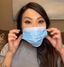 Salicylic acid body spray is part of the slmd body acne system. How To Spray Your Maskne Away Dr Pimple Popper Reveals Genius One Step Hack For Preventing Acne Caused By Your Face Mask Scoopy Web