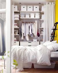 Ideen Fur Offenen Kleiderschrank Im Schlafzimmer Wie Verstecken Kleines Schlafzimmer Einrichten Schlafzimmer Einrichten Kleines Schlafzimmer