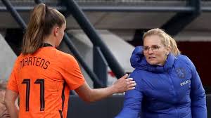 Sarina wiegman likes her netherlands team to keep the ball on the ground when transitioning from defence to attack, and has a clear emphasis on creating passing options around the pitch. Engelsman Parsons Volgt Wiegman Op Als Bondscoach Nederlandse Voetbalsters Nos