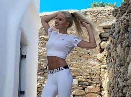 «πρώην σύντροφός μου με κλείδωνε σπίτι, δεν έβγαινα ούτε στο μπαλκόνι». H Tzoylia Noba Anebase Th Fwtografia Ths Xronias Pagenews Gr