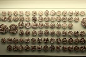 Le déjeuner , ou petit déjeuner , est à l'origine le premier repas de la journée , celui qui se prend au lever ou qui rompt le jeûne. Tresor D Argent De Kaiseraugst Wikipedia