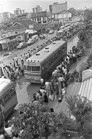 Commuters Queueing For The Singapore Johore Express Bus To Johore Bahru At Queen Street History Of Singapore Singapore Public Transport Singapore Photos