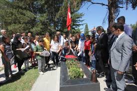 .çorum i̇l müdürü yahya çoban ile karabük i̇l müdürü galip sökmen, i̇lçe milli eğitim müdürü i̇dris makineci, şehit öğretmen şenay aybüke yalçın ortaokulu öğretmenleri ve öğrenciler katıldı. Aybuke Ogretmen Karne Gununde Unutulmadi Son Dakika Haberleri