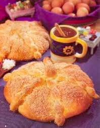 Ofrendas De Dia De Muertos En Mexico Pan De Muerto Calaveras De Azucar Dia De Muertos