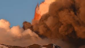 Etna, eruzione spettacolare e alta colonna di fumo. Epnufyzynlzxsm