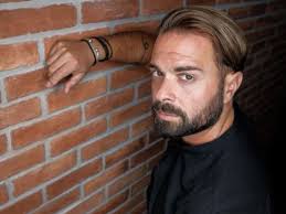 Η συγκίνησή του στην απονομή του πλατινένιου δίσκου (pic). Guyioanhfxto0m