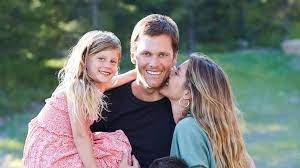 Tom brady is making people lose their damn minds with an incredibly cryptic instagram post. Ohne Familie So Bereitet Sich Tom Brady Auf Super Bowl Vor Promiflash De