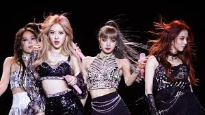 Chaeyoung (blonde, in the left corner at the top) sana (beside chaeyoung and light brown hair that is a bit ginger) momo (black hair in a ponytail) jihyo (short, fluffy brown hair) mina (in the right corner on the top) The Least Popular Member Of Blackpink Might Surprise You