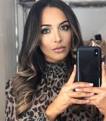 Janis Thomson's Instagram, Twitter & Facebook