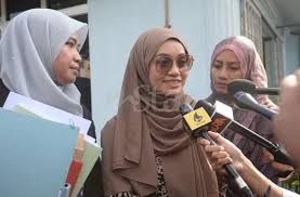 Gambar raya izreen azminda dan suami. Intan Hentikanlah Drama Air Mata Izreen Tak Salah Bekas Suami Hiburan Mstar