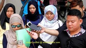 Zila seeron mengakui video smule tanpa baju adalah sebab beliau kurang didikan agama.dan meminta maaf kepada kepada. Myartis Com Myartis My Artis Selamat Pengantin Baru Along Cham Kini Sah Bercerai Dengan Zila Af4