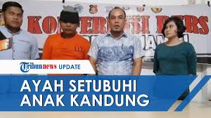 Seorang bapak di surabaya tega tiduri dua anak kandungnya. Ayah Di Jambi Setubuhi Anak Kandung Sejak 2017 Polisi Akui Perkosaan Dilakukan Lebih Dari 100 Kali Youtube