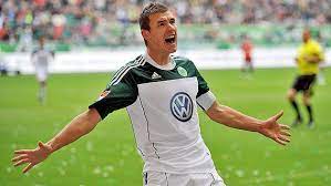 Edin dzeko admits having to wear a face mask to protect a broken cheekbone makes it hard to see bosnian international striker edin dzeko has ended speculation about his future by signing a new. Bundesliga Rekordtorschutzen Des Vfl Wolfsburg Ndr De Sport Fussball Bundesliga