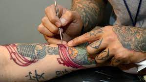 Eine bekannte von mir sagte, man kann sich mit 14 schon mit der einverständniserklärung der eltern und mit 16 ganz alleine tätowieren lassen. Muslime Und Tattoos Wie Heilig Ist Der Korper Archiv