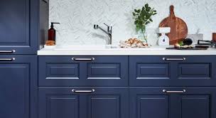 L'alliance du plan de travail bois, des façades noires sculptées et de la crédence façon carreau de ciment apportent une ambiance authentique et intemporelle à la cuisine. Cuisine Bleue Planche De Styles Conseils D Amenagement