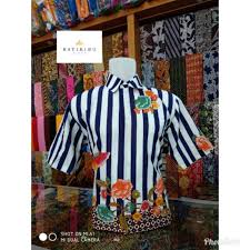 Batik unik menyediakan aneka produk baju batik yang dibuat oleh pengrajin lokal dari berbagai pusat kerajinan batik ternama. Harga Batik Kencana Terbaik Batik Pakaian Pria Juni 2021 Shopee Indonesia