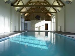 een bestaande schuur van een hoeve werd omgetoverd tot een oase van rust en relaxatie binnenzwembad skimmerzwembad zwembad in schuur