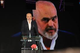 FOTOT: Delegati socialist 100 vjeçar që ngriti në këmbë Pallatin e  Kongreseve