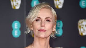 See charlize theron photos, images, wallpapers and photo gallery of charlize theron shared a post on instagram: Plotzlich Rotschopf Das Ist Tatsachlich Charlize Theron Promiflash De